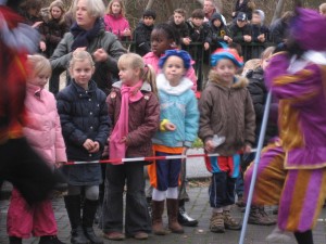 Liederen zingen, dansende Pieten